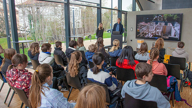 Foto zeigt eine Gruppe Schüler im Carbonbetonhaus CUBE